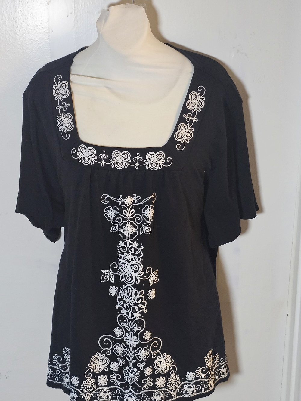 Karen Scott Women’s Size 3X Black Cap Sleeve Tunic Floral Embroidered Neckliine